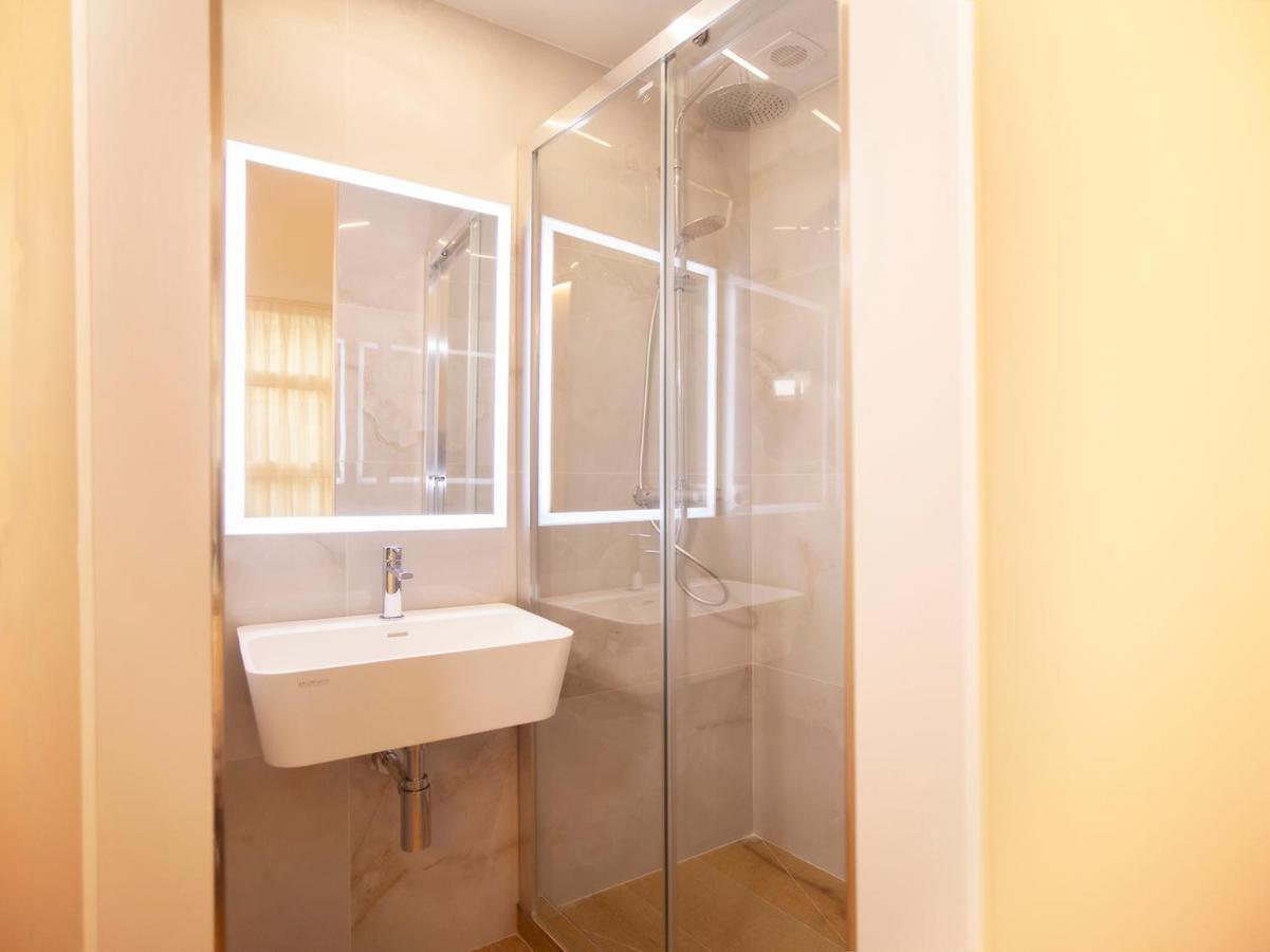 Apartamentos Reina Victoria ซานตานเดร์ ภายนอก รูปภาพ